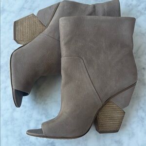 Vince Camuto leather Taupe Ankle peep toe Boots size 9